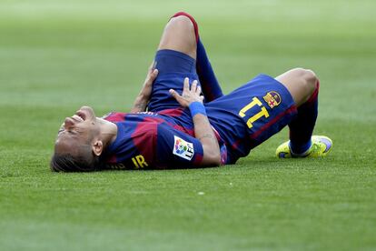 Neymar se duele de la pierna izquierda.