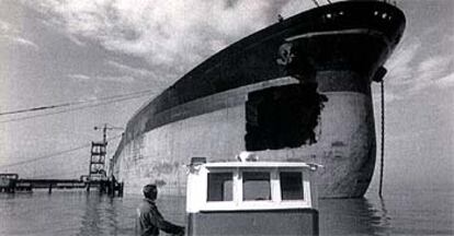 El petrolero <i>Aragón,</i> en los astilleros del puerto de Cádiz en enero de 1990, donde fue reparado.