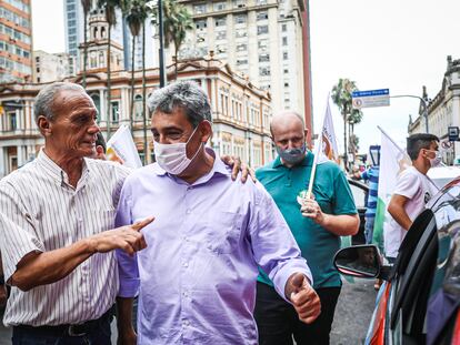 De máscara, Sebastião Melo, do MDB, faz campanha em Porto Alegre.