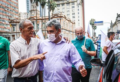 De máscara, Sebastião Melo, do MDB, faz campanha em Porto Alegre.