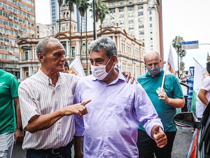 De máscara, Sebastião Melo, do MDB, faz campanha em Porto Alegre.