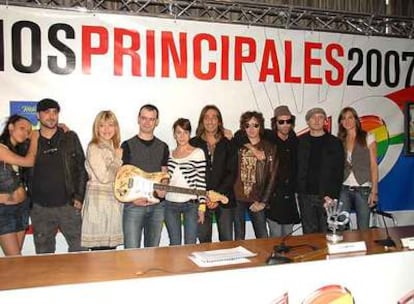 De izquierda a derecha, Hanna, Antonio Orozco, Cristina Llanos (Dover), el dúo Nena Daconte, Antonio Carmona, Pereza, Juan Aguirre (Amaral) y Conchita, con la guitarra firmada por todos ellos.