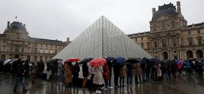 Turistas en la entrada del museo Louvre de París que ayer cerró sus puertas porque sus trabajadores se acogieron al derecho de no acudir a su empleo por una situación de peligro, ante el miedo por el contagio al coronavirus.