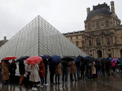 Turistas en la entrada del museo Louvre de París que ayer cerró sus puertas porque sus trabajadores se acogieron al derecho de no acudir a su empleo por una situación de peligro, ante el miedo por el contagio al coronavirus.