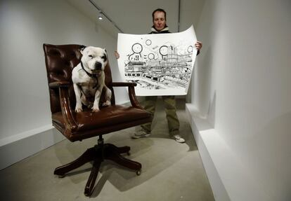 Jhon Dolan, artista callejero, posa con su perro Geoge en la galería Griffin de Londres donde expone su obra "Shorediditch Skyline" realizada en colaboración con el departamento de Policía.