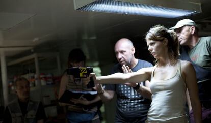 El director Jaume Balagueró i l'actriu Manuela Velasco, durant el rodatge de 'REC4'.