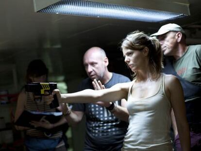 El director Jaume Balagueró i l'actriu Manuela Velasco, durant el rodatge de 'REC4'.