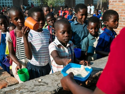 Niños de una escuela de Malaui durante la distribución de comida facilitada por la Fundación Mary's Meals, galardonada con el premio Princesa de Asturias de la Concordia 2023.