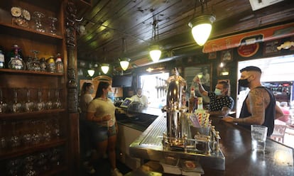 Clientes en el interior del Mucky Duck en la playa de Cambrils, Tarragona.