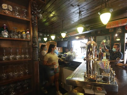 Clientes en el interior del Mucky Duck en la playa de Cambrils, Tarragona.