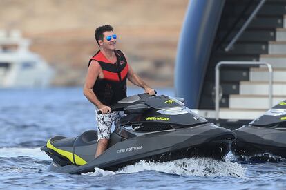 El productor británico Simon Cowell se lo pasa bomba conduciendo esta moto acuática por las aguas ibicencas.