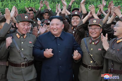 Kim Jong-un celebra el lanzamiento de misiles del pasado día 7.