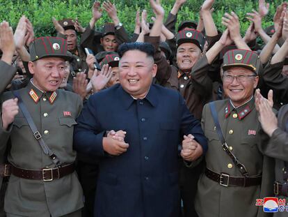 Kim Jong-un celebra el lanzamiento de misiles del pasado día 7.