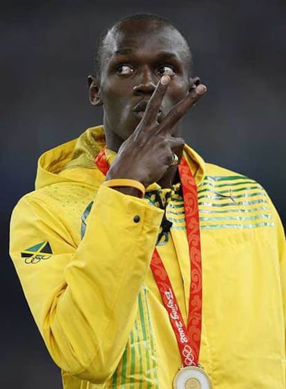 Usain Bolt, en el podio, con su medalla de oro conseguida el sábado en los 100 metros.