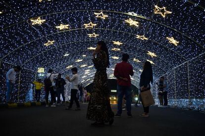 Varias personas toman fotografías a la entrada de un centro comercial en Bombay (India). El país asiático, el segundo más afectado del mundo por la pandemia, con más de 10,2 millones de casos, viene experimentando una profunda ralentización en la propagación del virus en los últimos meses. El jueves reportó 21.822 infecciones.