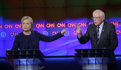 Los candidatos dem&oacute;cratas durante el debate en Flint. 