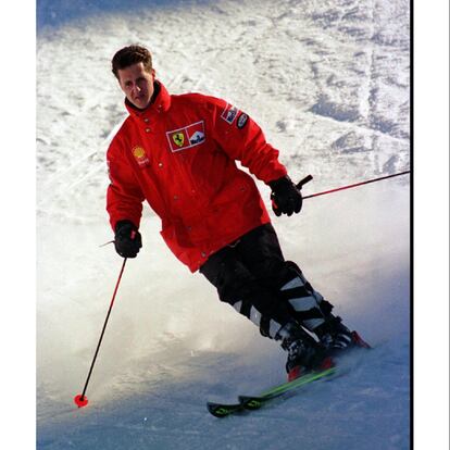 El piloto de Fórmula 1 Michael Schumacher aparece esquiando en la estación de Madonna di Campiglio (Italia). Ferrari's German Formula 1 driver Michael Schumacher  enjoys a ski  run in the Northern Italian ski resort of Madonna di Campiglio  during the  annual Formula 1 press meeting. Wednesday. January 15, 1997 (AP Photo/Ercole Colombo)