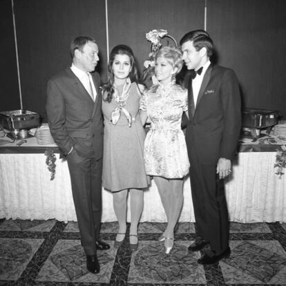 Los miembros de la familia Sinatra: Frank, Tina, Nancy y Frank Jr., durante una fiesta de cumpleaños en Las Vegas el 13 de diciembre de 1968.