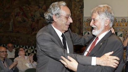 Joandomènec Ros, nuevo presidente del Institut Català, felicitado por su antecesor en el cargo, Salvador Giner.