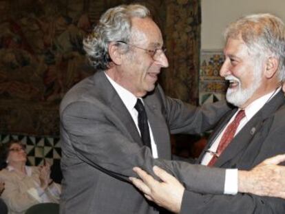 Joandomènec Ros, nuevo presidente del Institut Català, felicitado por su antecesor en el cargo, Salvador Giner.