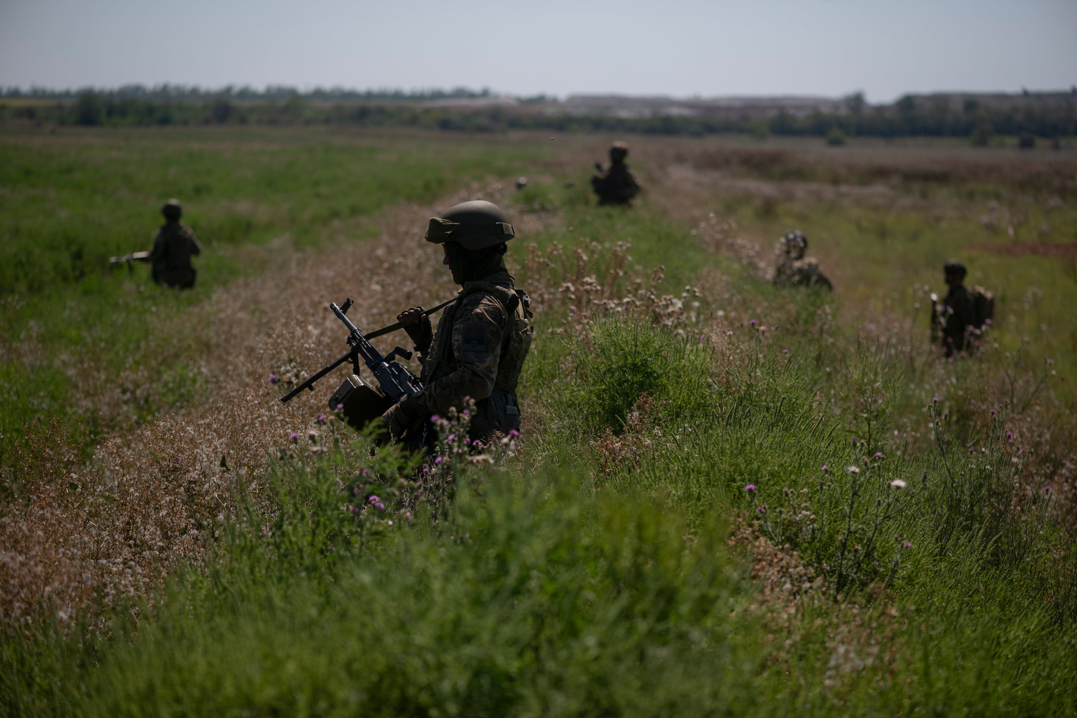 Mercenarios colombianos que luchan por Ucrania durante la realización de un ejercicio militar en el campo de entrenamiento el 15 de agosto de 2023, en el Óblast de Donetsk, Ucrania.