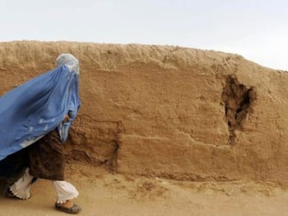 Una mujer afgana, vestida con un 'burka', en la ciudad de Herat.