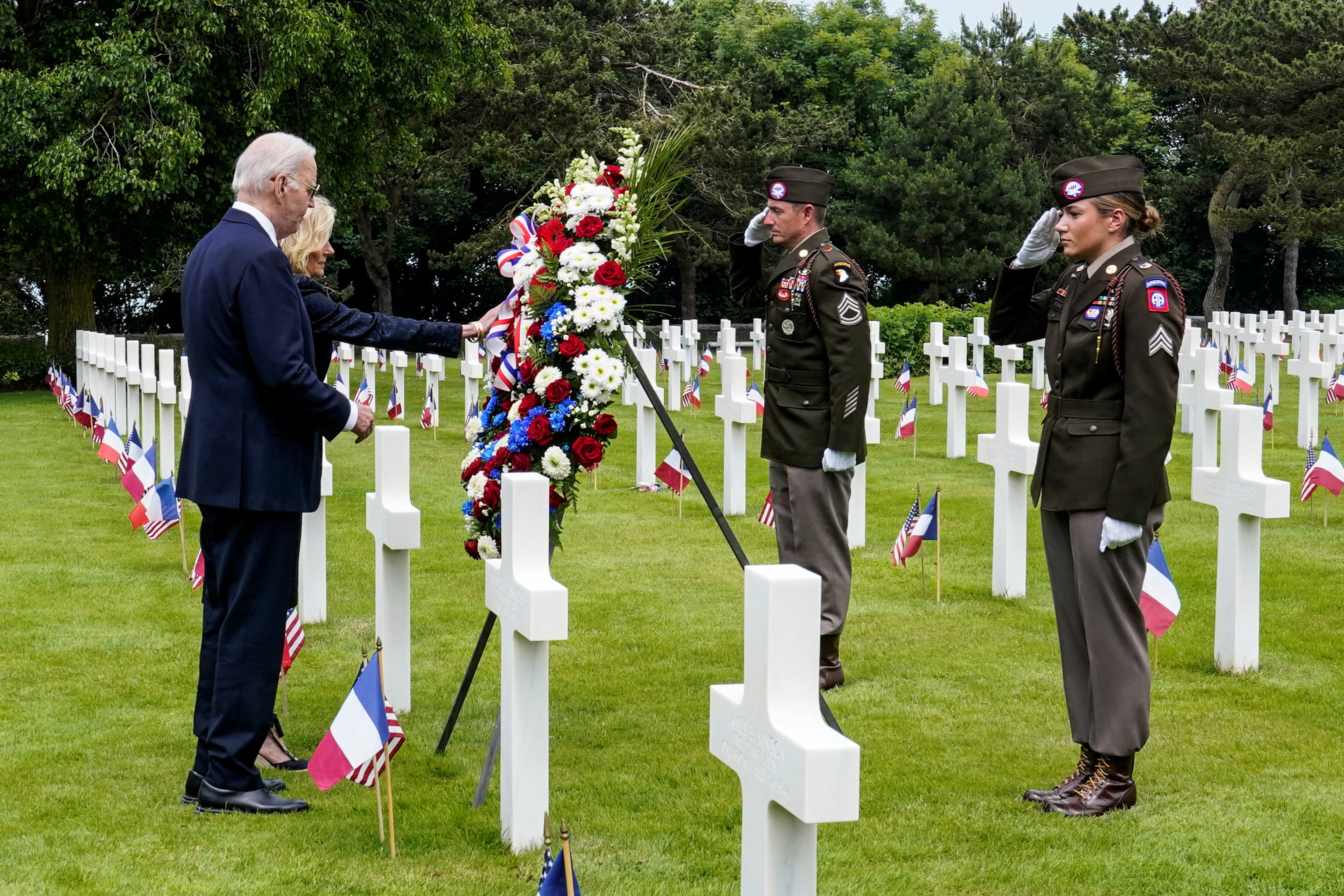 Joe Biden y Jill Biden, depositan una corona de flores en el cementerio de Colleville-sur-mer (Normandía).