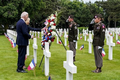 Joe Biden y Jill Biden, depositan una corona de flores en el cementerio de Colleville-sur-mer (Normandía).