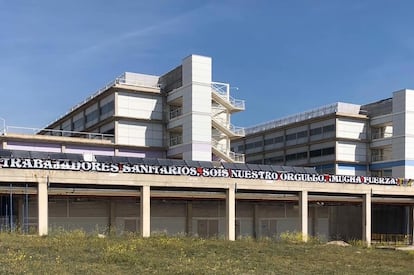 Vecinos de Vallecas agradecen labor de profesionales sanitarios con gran mural en el Infanta Leonor.