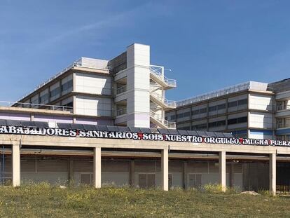 Vecinos de Vallecas agradecen labor de profesionales sanitarios con gran mural en el Infanta Leonor.