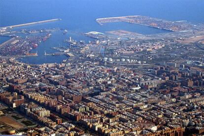 Vista aérea de Valencia, con los poblados marítimos junto al puerto en expansión y la zona de El Grau, pendiente de desarrollo.