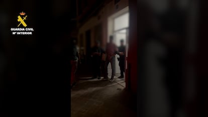 Los agentes de la Guardia Civil conducen al detenido en Valencia el 17 de junio por un delito de adoctrinamiento y otro de capacitación terrorista.