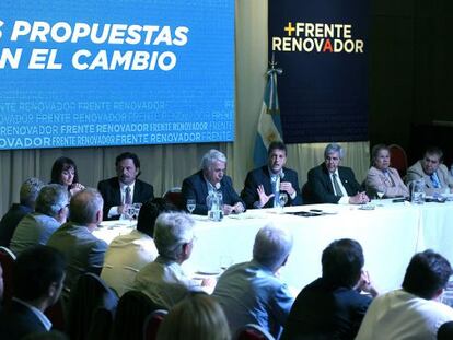 Sergio Massa, debajo de la bandera argentina, este mi&eacute;rcoles en el debate con sus correligionarios sobre la segunda vuelta electoral.