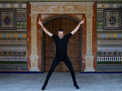El bailaor Andrés Marín durante un ensayo de 'La vigilia perfecta' en el Monasterio de la Cartuja, Sevilla, el pasado 9 de septiembre.