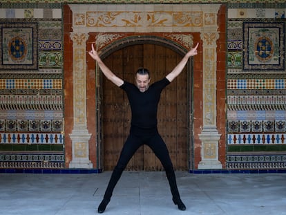 El bailaor Andrés Marín durante un ensayo de 'La vigilia perfecta' en el Monasterio de la Cartuja, Sevilla, el pasado 9 de septiembre.