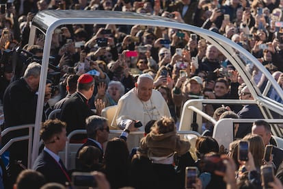 El papa Francisco en uno de sus papamóviles, en Ajaccio, durante un viaje oficial a Córcega, el 15 de diciembre de 2024.