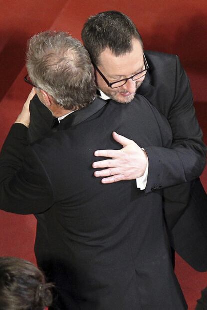 Lars von Trier abraza a Thierry Fremaux, delegado general del festival, en el estreno de<i> Melancholia</i> el miércoles.