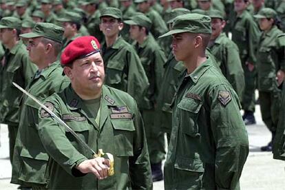 El presidente venezolano, Hugo Chávez, pasa revista a las tropas, ayer en Caracas.