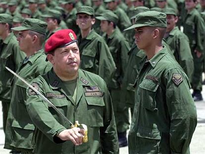 El presidente venezolano, Hugo Chávez, pasa revista a las tropas, ayer en Caracas.