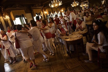 Ambiente festivo en el interior de un bar tras dar por concluido el cuarto encierro de San Fermín, el 10 de julio de 2016.