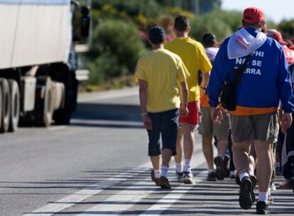 Trabajadores de la fábrica de Delphi, durante su marcha a pie desde Puerto Real (Cádiz) a Sevilla