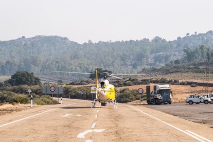 Un helicóptero, antes de despegar para continuar trabajando en el operativo contra el incendio que amenaza el Parque Natural de Monfragüe.
