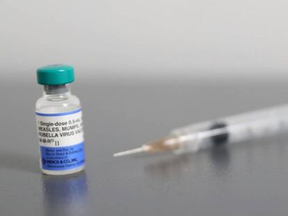 Un vial con la vacuna triple vírica (sarampión, paperas, rubeola).