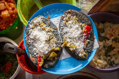 Tlacoyos de frijol y requesón del puesto de quesadillas Elenita.