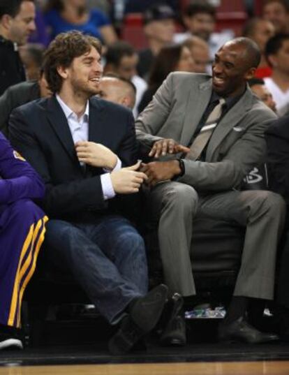 Pau Gasol y Kobe Bryant bromean en el banquillo durante el partido ante los Kings.