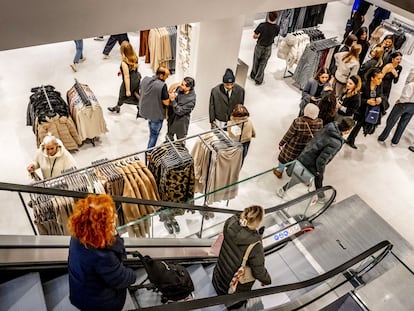 Interior de una tienda de Zara.