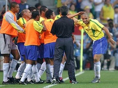 Ronaldo celebra junto a sus compañeros el primer gol de Brasil.