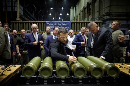 El presidente de Ucrania, Volodímir Zelenski, en una fábrica de munición de Pensilvania, este domingo.