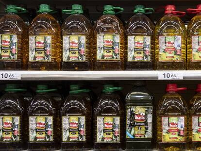 Botellas de aceite de oliva La Masía, marca propiedad de Ybarra.