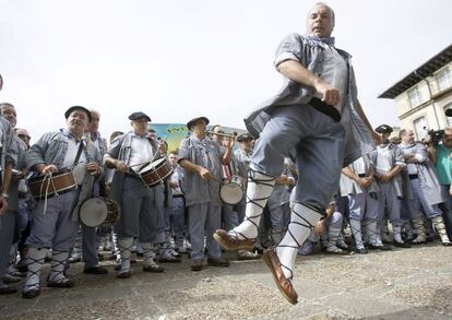 Un 'dantzari' baila un aurresku en honor de la Virgen Blanca, en una imagen de archivo.